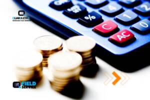 Calculadora e moedas simbolizando a gestão financeira eficaz."